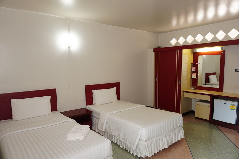 Srisomthai Hotel Убон Ратчатани Екстериор снимка